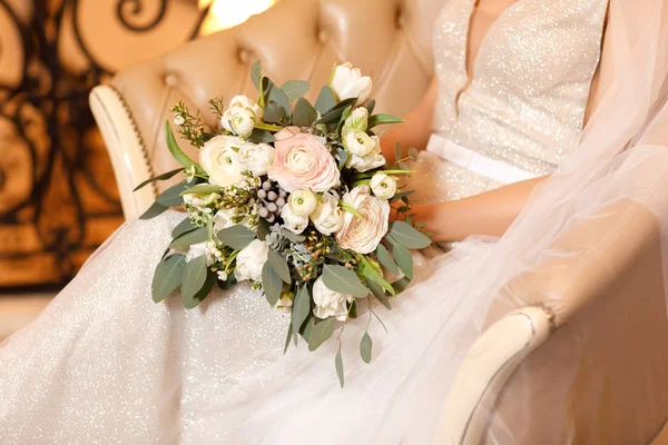 gelinler elleri güzel gelin buketi tutun