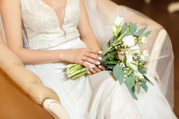 Brides hands hold beautiful bridal bouquet — Stock Photo, Image