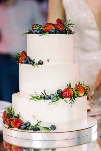 Biały tort weselny z owocami — Zdjęcie stockowe