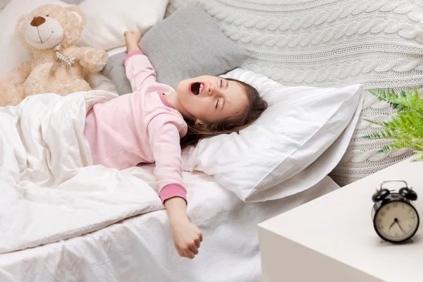 Schattige kleine kind meisje wakker uit slaap — Stockfoto