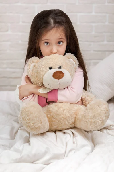 Baby knuffelen een teddybeer — Stockfoto