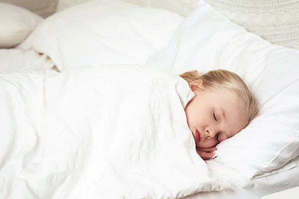 Aranyos kis gyerek lány alszik — Stock Fotó