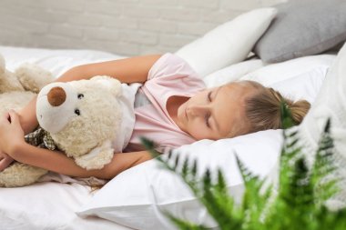Sevimli küçük çocuk kız oyuncak ayı ile uyku