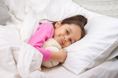 Sevimli küçük çocuk kız oyuncak ayı ile uyku