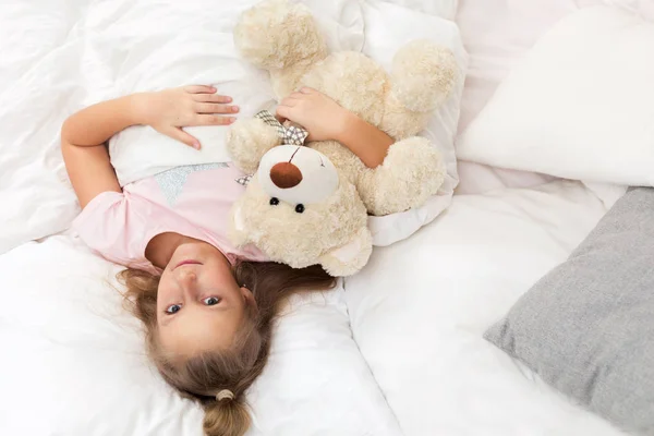 Oyuncak ayı ile oynayan küçük çocuk kız — Stok fotoğraf