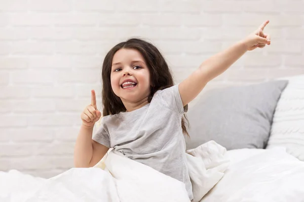 Menina criança acorda do sono . — Fotografia de Stock