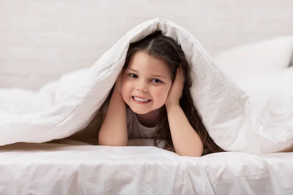 Manhã feliz bebê na cama . — Fotografia de Stock