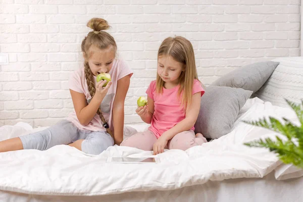 Двоє маленьких дівчаток грають у спальні — стокове фото