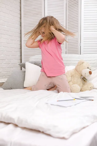 Bonito pequena criança menina brincando — Fotografia de Stock