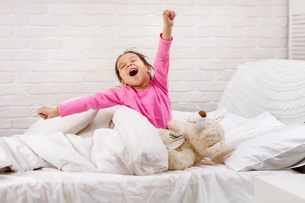 Niña despierta del sueño. . — Foto de Stock