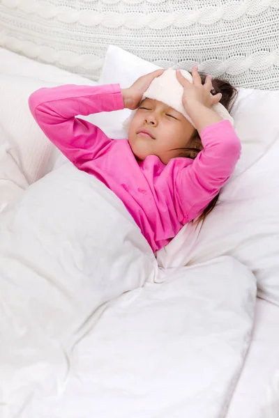 Doente frio menina criança jaz na cama — Fotografia de Stock