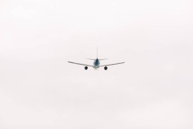 Uçak havaalanından kalkıyor.