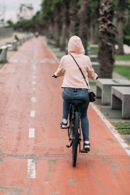 set üzerinde bir bisiklet yolu üzerinde bisikletçi