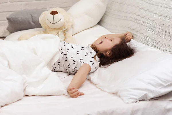 Mignonne petite fille enfant se réveille du sommeil — Photo