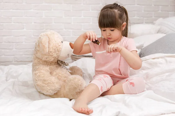 Mignon enfant fille jouer médecin avec ours en peluche — Photo