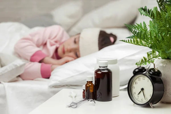 Zieke kleine kind meisje liggend in bed met thermometer. — Stockfoto