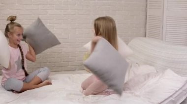 yatak odasında oynayan iki sevimli çocuk kız.