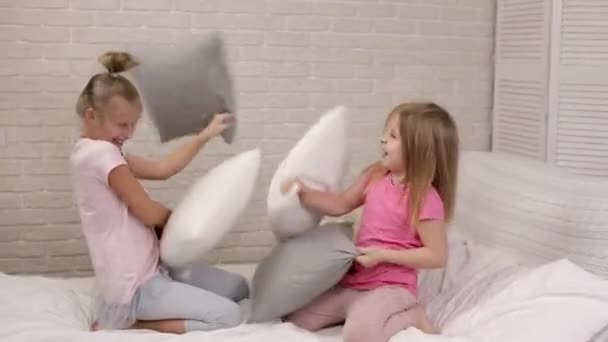 Deux filles mignonnes enfants jouant dans la chambre . — Video