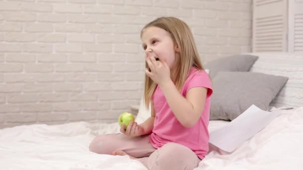 Duas crianças pequenas meninas comem maçãs frescas verdes — Vídeo de Stock