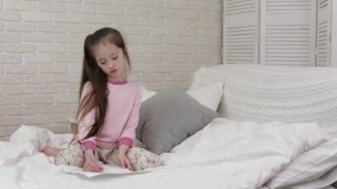yatakta yatarken sevimli küçük kız çizim resimleri.