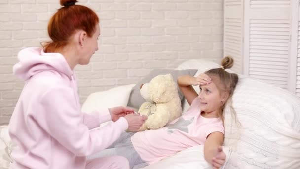 Anne hasta bir çocuğun sıcaklığını ölçer — Stok video