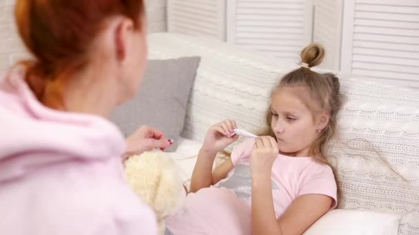 Mother measures the temperature of a sick child — Stock Video