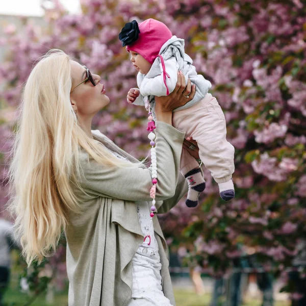 Mooie jonge moeder wandelingen met een kleine dochter — Stockfoto