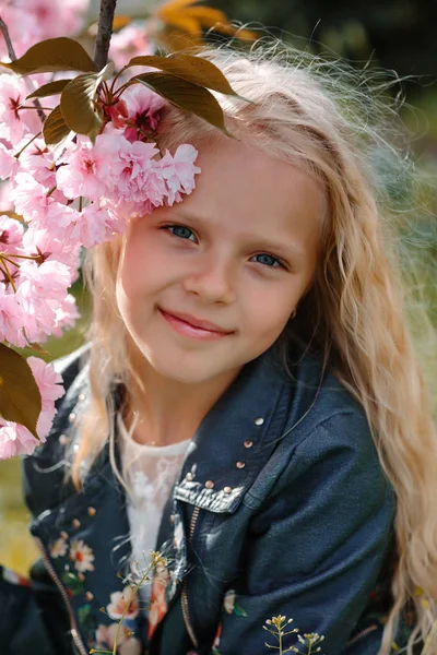 Hermosa niña con flores de sakura —  Fotos de Stock