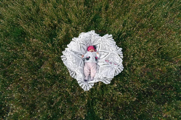 Baby liegt auf Rasen — Stockfoto