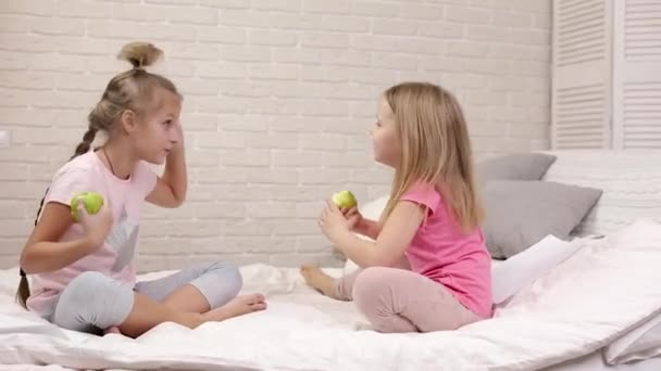 Zwei kleine Kinder Mädchen essen grüne frische Äpfel — Stockvideo