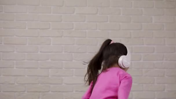 Pequena menina bebê ouvindo a música com fones de ouvido — Vídeo de Stock