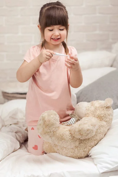 Mignon enfant fille jouer médecin avec ours en peluche — Photo