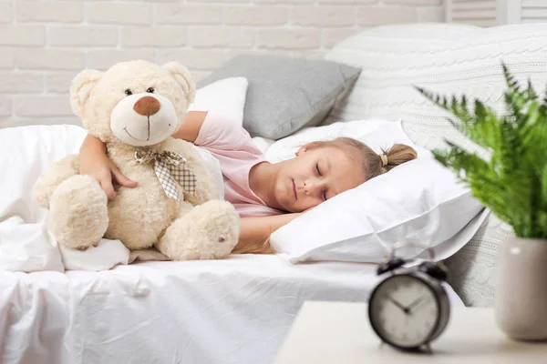 Linda niña durmiendo con oso de peluche — Foto de Stock
