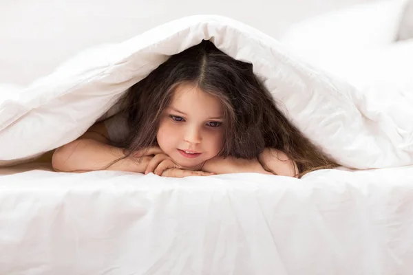 Manhã feliz bebê na cama . — Fotografia de Stock