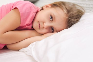sevimli küçük çocuk kız uyandıktan sonra gülümseyen
