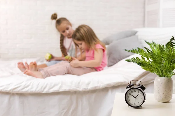 Duas crianças pequenas meninas brincam no quarto — Fotografia de Stock