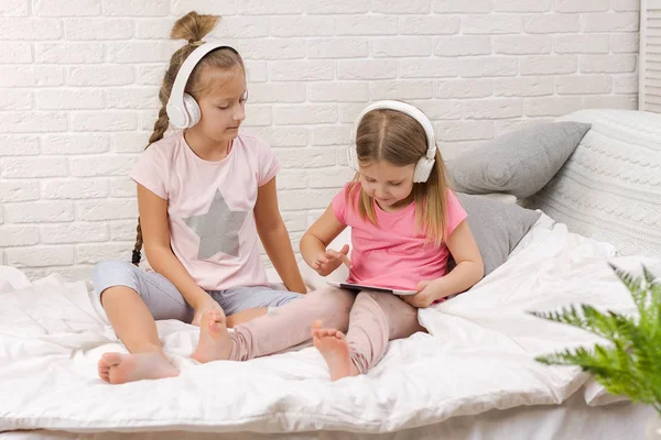 Двоє маленьких дівчаток грають у спальні — стокове фото