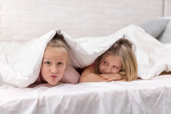Счастливые улыбающиеся утренние дети в постели — стоковое фото