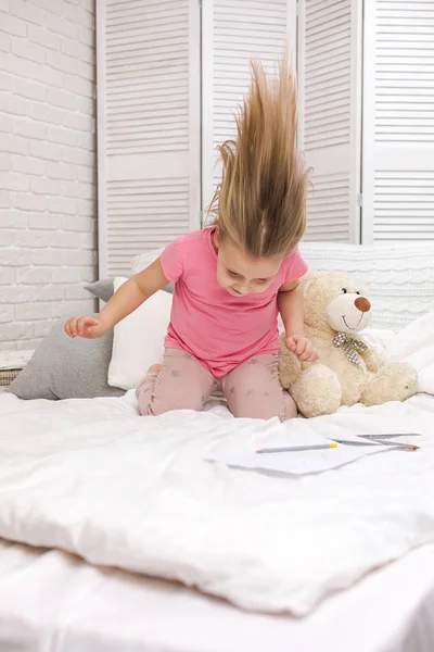 Bonito pequena criança menina brincando — Fotografia de Stock