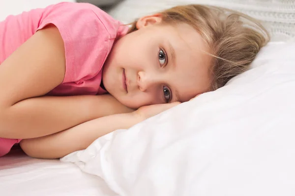 Schattige kleine kind meisje glimlachend na het wakker worden — Stockfoto