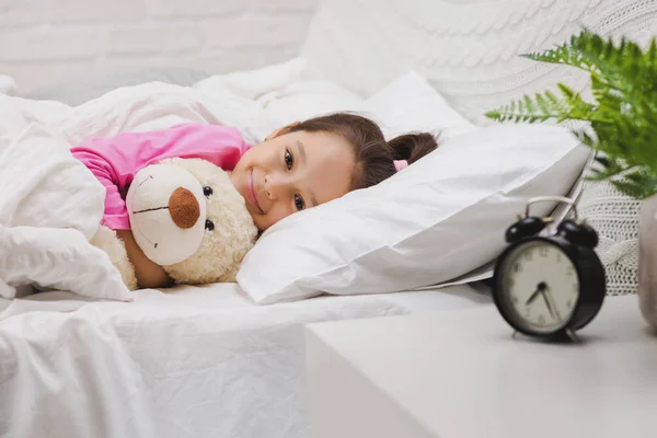 Мила маленька дівчинка спить з плюшевим ведмедем — стокове фото