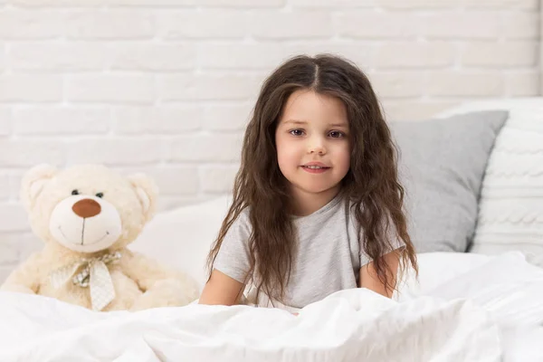 Oyuncak ayı ile sevimli mutlu küçük çocuk kız — Stok fotoğraf