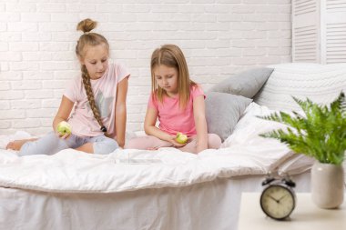 iki küçük çocuk kız yatak odasında oynamak