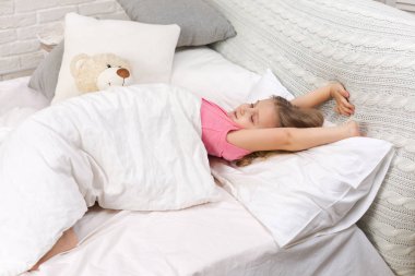 küçük çocuk uykudan uyanıyor.