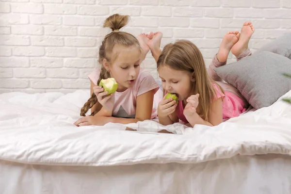 Iki küçük çocuk kız yatak odasında oynamak — Stok fotoğraf