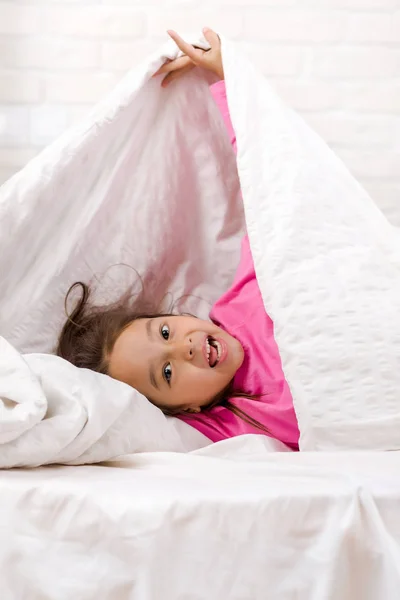 Счастливое утро ребенка в постели . — стоковое фото