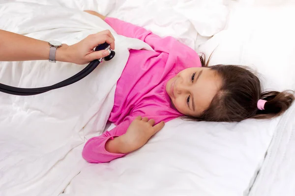 Menina doente deitada na cama com termômetro — Fotografia de Stock