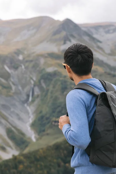 Tourist mit Rucksack gegen die Kaukasusberge — Stockfoto