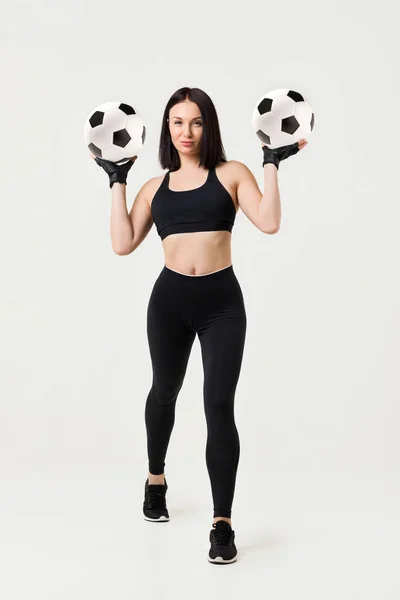 Vacker atletisk kvinna med bollen — Stockfoto