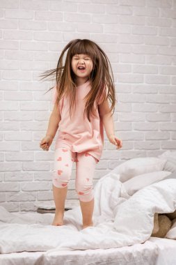 sevimli küçük çocuk kız yatakta etrafında aptal